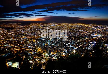 Nächtliche Aussicht auf Bogota von Monserrate - Bogota, Kolumbien Stockfoto