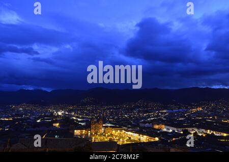 Dramatische Wolken über der Stadt - Cusco, Peru Stockfoto