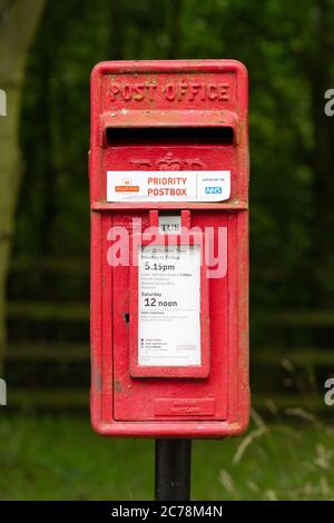 Priority Postbox Aufkleber auf Royal Mail Postbox zur Veröffentlichung von Coronavirus-Tests, England, UK Stockfoto