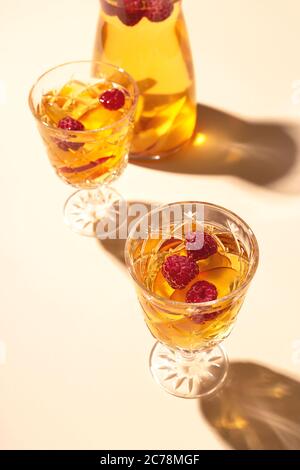 Sangria mit Sommerfrüchten und Beeren in hartem Sonnenlicht. Stockfoto