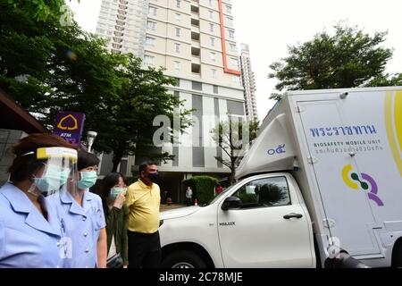 (200715) -- BANGKOK, 15. Juli 2020 (Xinhua) -- Beamte der Seuchenkontrollbehörde überprüfen den Bereich vor einem Wohngebäude, in dem eine Tochter eines sudanesischen Diplomaten COVID-19 positiv getestet hatte, in Bangkok, Thailand, 14. Juli 2020. Der jüngste Fall zweier Ausländer, die nach Thailand einreisen durften und später positiv auf COVID-19 getestet wurden, hat die thailändische Regierung dazu veranlasst, ihre Maßnahmen zur Erteilung der Einreisegenehmigung für bestimmte Gruppen von Ausländern zu überarbeiten. Ein ägyptischer Militäroffizier und eine Tochter eines sudanesischen Diplomaten wurden diese Woche getrennt von der COV infiziert Stockfoto