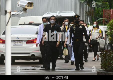 (200715) -- BANGKOK, 15. Juli 2020 (Xinhua) -- Beamte der Seuchenkontrollbehörde überprüfen den Bereich vor einem Wohngebäude, in dem eine Tochter eines sudanesischen Diplomaten COVID-19 positiv getestet hatte, in Bangkok, Thailand, 14. Juli 2020. Der jüngste Fall zweier Ausländer, die nach Thailand einreisen durften und später positiv auf COVID-19 getestet wurden, hat die thailändische Regierung dazu veranlasst, ihre Maßnahmen zur Erteilung der Einreisegenehmigung für bestimmte Gruppen von Ausländern zu überarbeiten. Ein ägyptischer Militäroffizier und eine Tochter eines sudanesischen Diplomaten wurden diese Woche getrennt von der COV infiziert Stockfoto