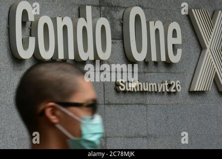 (200715) -- BANGKOK, 15. Juli 2020 (Xinhua) -- EINE Person kommt an einem Wohngebäude vorbei, in dem eine Tochter eines sudanesischen Diplomaten COVID-19 positiv getestet hatte, in Bangkok, Thailand, 14. Juli 2020. Der jüngste Fall zweier Ausländer, die nach Thailand einreisen durften und später positiv auf COVID-19 getestet wurden, hat die thailändische Regierung dazu veranlasst, ihre Maßnahmen zur Erteilung der Einreisegenehmigung für bestimmte Gruppen von Ausländern zu überarbeiten. Ein ägyptischer Militäroffizier und eine Tochter eines sudanesischen Diplomaten wurden diese Woche separat mit dem COVID-19-Virus infiziert. (Xinhua/Rachen Sageamsak) Stockfoto