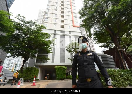 (200715) -- BANGKOK, 15. Juli 2020 (Xinhua) -- EIN Polizeibeamter ist im Dienst außerhalb eines Wohnhauses, in dem eine Tochter eines sudanesischen Diplomaten COVID-19 in Bangkok, Thailand, am 14. Juli 2020 positiv getestet hatte. Der jüngste Fall zweier Ausländer, die nach Thailand einreisen durften und später positiv auf COVID-19 getestet wurden, hat die thailändische Regierung dazu veranlasst, ihre Maßnahmen zur Erteilung der Einreisegenehmigung für bestimmte Gruppen von Ausländern zu überarbeiten. Ein ägyptischer Militäroffizier und eine Tochter eines sudanesischen Diplomaten wurden diese Woche separat mit dem COVID-19-Virus infiziert. (Xinhua/Rache Stockfoto