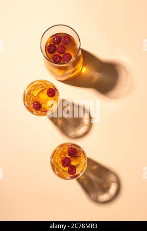 Sangria mit Sommerfrüchten und Beeren in hartem Sonnenlicht. Stockfoto