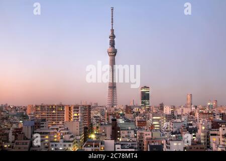 Tokyo Skyline bei Sonnenuntergang mit Tokyo Sky Tree (634m), dem höchsten freistehenden Bauwerk in Japan und dem zweitgrößten der Welt. Stockfoto