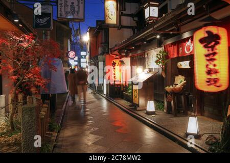 Kyoto, Japan - 25. Dezember 2012 - Pontocho Gasse wird nach Einbruch der Dunkelheit zum Leben erweckt. Entertaiment war schon immer die Seele dieses Hamanachi-Viertels in Kyoto, Stockfoto