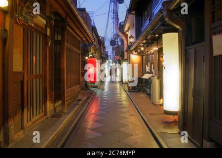 Traditionelle Geisha Häuser entlang der engen Pontocho Straße in der Innenstadt von Kyoto, Japan. Viele der alten Betriebe sind jetzt in Restaurants umgewandelt o Stockfoto