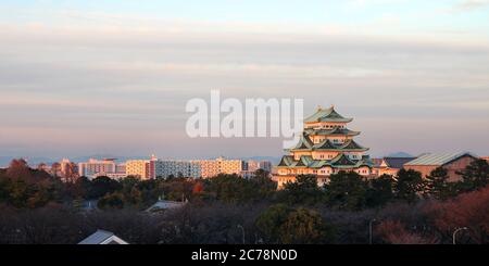 Burg von Nagoya, die zur goldenen Stunde die Skyline von Nagoya, Japan dominiert. Stockfoto