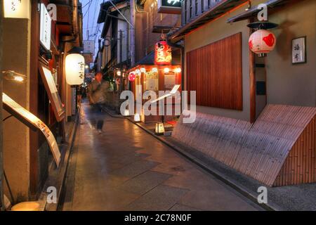 Kyoto, Japan - 25. Dezember 2011: Enge Fußgängerzone bekannt als Pontocho Gasse in der Altstadt von Kyoto, Japan bei Nacht. Früher war es die Pontocho Gasse Stockfoto