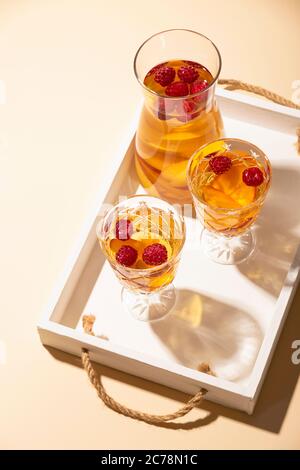 Sangria mit Sommerfrüchten und Beeren in hartem Sonnenlicht. Stockfoto