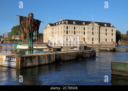 AMSTERDAM - 9. JULI: Het Scheepvaartmuseum (das Nationale Schifffahrtsmuseum) in Amsterdam, Niederlande am 9. Juli 2011 mit einer gewagten Ausstellung der Ar Stockfoto