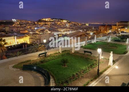 Blick in die Dämmerung von Lissabon, Portugal vom Miradouro de San Pedro de Alcantra. Mehrere solcher Terrassen gibt es rund um Lissabon mit schönen Aussichten o Stockfoto