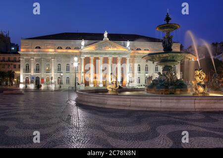 Nationaltheater 'Dona Maria II' am Rossio-Platz, Lissabon, Portugal bei Nacht. Stockfoto