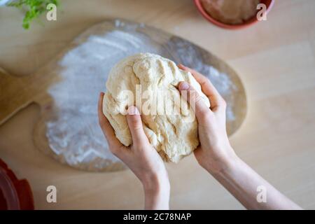 Mädchen Hände halten Teig für hausgemachte irische Soda Brot. Hausbäckerei. Stockfoto