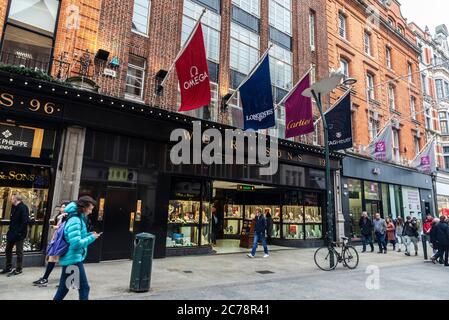 Dublin, Irland - 30. Dezember 2019: Wehr and Sons Luxusgeschäft in der Grafton Street mit Leuten in Dublin, Irland Stockfoto