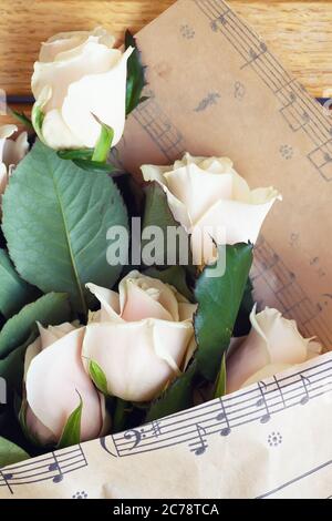Bouquet von natürlichen Pastellrosen. Holzhintergrund Stockfoto