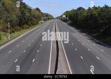 Camberley, Surrey/UK - 13. April 2020: Die Autobahn M3 in Surrey ist auf diesem Foto, das während der Covid-19-Sperre aufgenommen wurde, völlig leer Stockfoto