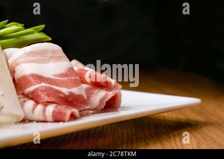 Speckscheiben. Appetit Schweinefleisch auf einem Teller. Stockfoto