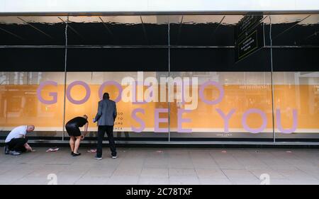 Oxford Street, London, Großbritannien. Juli 2020. Mitarbeiter bereiten sich auf die Wiedereröffnung des John Lewis Flagship Stores in der Oxford Street morgen (16. Juli) vor. Kredit: Matthew Chattle/Alamy Live Nachrichten Stockfoto