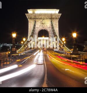 Verkehr auf der Széchenyi Kettenbrücke über die Donau, Budapest Stadt, Ungarn. Nachtaufnahme Stockfoto