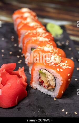 Sushi, Hühnerbrötchen. Japanische nationale Küche, mediterrane Küche. Roher Fisch. Stockfoto