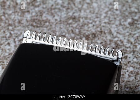 Ein Rasiermesser mit Trimmer zum Schneiden und Rasieren von Haaren, mit Kammdüse. Pflege für Bart und Haare Stockfoto