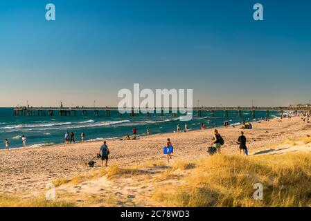 Adelaide, South Australia - 12. Januar 2019: Menschen verbringen Zeit am Glenelg Beach an einem hellen Sommertag Stockfoto