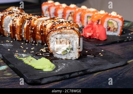 Sushi und Brötchen. Japanische Küche, Meeresfrüchte und roher Fisch mit Wasabi-Sauce Stockfoto