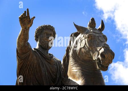 Bronze römischen Reiterstatue des Kaisers Marcus Aurelius, gegen den blauen Himmel. Rom, Italien Stockfoto