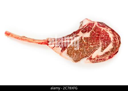 Trocken im Alter von Raw tomahawk Rindersteak auf weißem Hintergrund, Vorderansicht, close-up Stockfoto