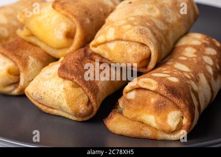 Pfannkuchen gefüllt auf schwarzem Hintergrund. Hausgemachte Backwaren, glutenfrei und Weizenmehl. Stockfoto