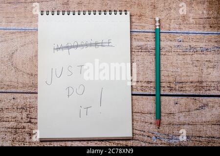 Notizblock und Bleistift, Beschriftung einfach tun. Zitat über Erfolg und Zielerreichung in Wirtschaft und Leben. Stockfoto