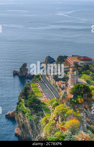 Panorama-Luftaufnahme der Stadt Taormina. Giardini-Naxos Bucht, Ionische Küste, Taormina, Sizilien, Italien. Stockfoto