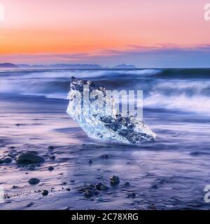 Unglaubliche Stücke des Eisbergs funkeln am berühmten Diamond Beach in der Jokulsarlon Lagune während des Sonnenuntergangs. Lage : Jokulsarlon Lagune, Diamond Strand, V Stockfoto