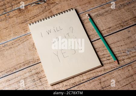 Notizblock und Inschrift Ich mache es ja. Motivieren von Zitaten und Phrasen für das Geschäft und das Erreichen von Zielen. Stockfoto