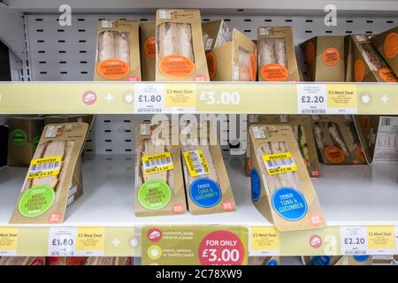 Reduzierte Mahlzeit Deal Sandwiches zum Verkauf in einem Tesco Supermarkt Kühlschrank. Stockfoto