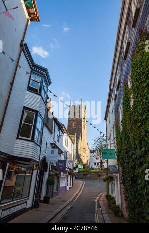 Blick auf Anzac Street in Richtung St. Saviour's Kirche in Dartmouth, England Stockfoto