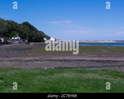 Blick über Tyhe-Salatings in Richtung Red Wharf Bay Isle of Anglesey North Wales UK bei Ebbe an einem schönen sonnigen Juli-Tag Wetter Stockfoto