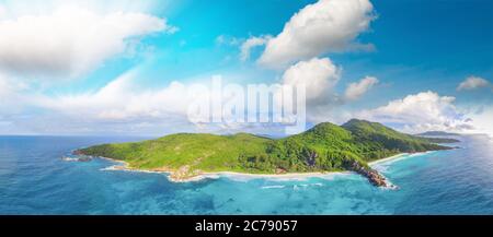 Fantastische Luftaufnahme von Grand Anse auf La Digue Island, Seychellen. Meer und Wald. Stockfoto