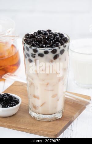 Bubble Milch Tee mit Tapioka Perle Belag, berühmte taiwanesische Getränk auf weißem Holztisch Hintergrund in Trinkglas, Nahaufnahme, kopieren Raum Stockfoto