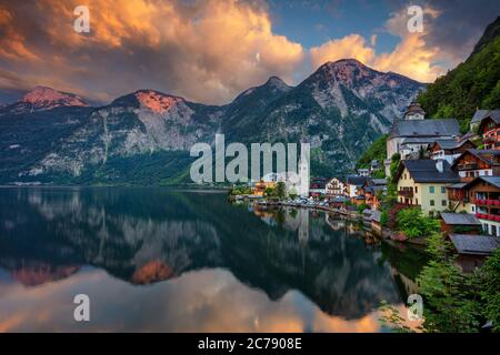 Hallstatt, Österreich. Bild des berühmten Alpendorfes Hallstatt bei dramatischem Sommeruntergang. Stockfoto