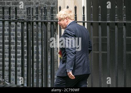 WESTMINSTER LONDON, GROSSBRITANNIEN. Juli 2020. Premierminister Boris Johnson verlässt die Downing Street 10 mit einem neuen Haarschnitt, um an den wöchentlichen FRAGESTUNDE DER PREMIERMINISTER im Parlament teilzunehmen. Kredit: amer ghazzal/Alamy Live Nachrichten Stockfoto