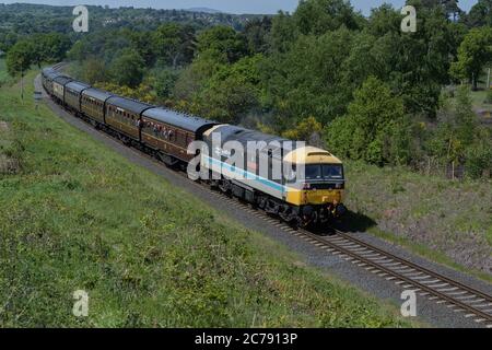 In seiner ikonischen Scottrail-Lackierung. 47712 Lady Diana Spencer leitet einen Dienst in Richtung Süden für Kidderminster. Stockfoto