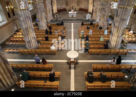 Canon Gerald Sharkey spricht während der ersten Messe in der St Andrew's Cathedral in Glasgow seit dem 19. März, während Schottland sich auf die Aufhebung weiterer Beschränkungen für die Sperrung von Coronaviren vorbereitet. Stockfoto