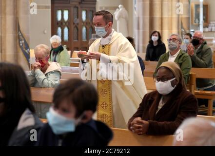 Canon Gerald Sharkey während der Comunion bei der ersten Messe in der St. Andrew's Cathedral in Glasgow seit dem 19. März, als Schottland sich auf die Aufhebung weiterer Beschränkungen für die Sperrung von Coronaviren vorbereitet. Stockfoto