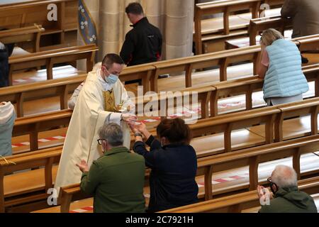 Canon Gerald Sharkey während der Comunion bei der ersten Messe in der St. Andrew's Cathedral in Glasgow seit dem 19. März, als Schottland sich auf die Aufhebung weiterer Beschränkungen für die Sperrung von Coronaviren vorbereitet. Stockfoto