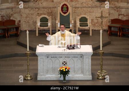 Canon Gerald Sharkey spricht während der ersten Messe in der St Andrew's Cathedral in Glasgow seit dem 19. März, während Schottland sich auf die Aufhebung weiterer Beschränkungen für die Sperrung von Coronaviren vorbereitet. Stockfoto