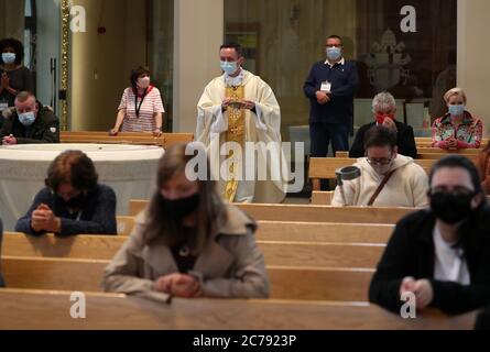 Canon Gerald Sharkey während der Comunion bei der ersten Messe in der St. Andrew's Cathedral in Glasgow seit dem 19. März, als Schottland sich auf die Aufhebung weiterer Beschränkungen für die Sperrung von Coronaviren vorbereitet. Stockfoto