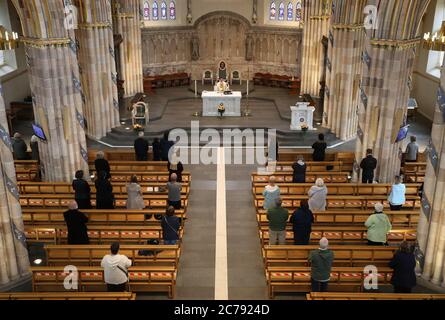 Canon Gerald Sharkey spricht während der ersten Messe in der St Andrew's Cathedral in Glasgow seit dem 19. März, während Schottland sich auf die Aufhebung weiterer Beschränkungen für die Sperrung von Coronaviren vorbereitet. Stockfoto